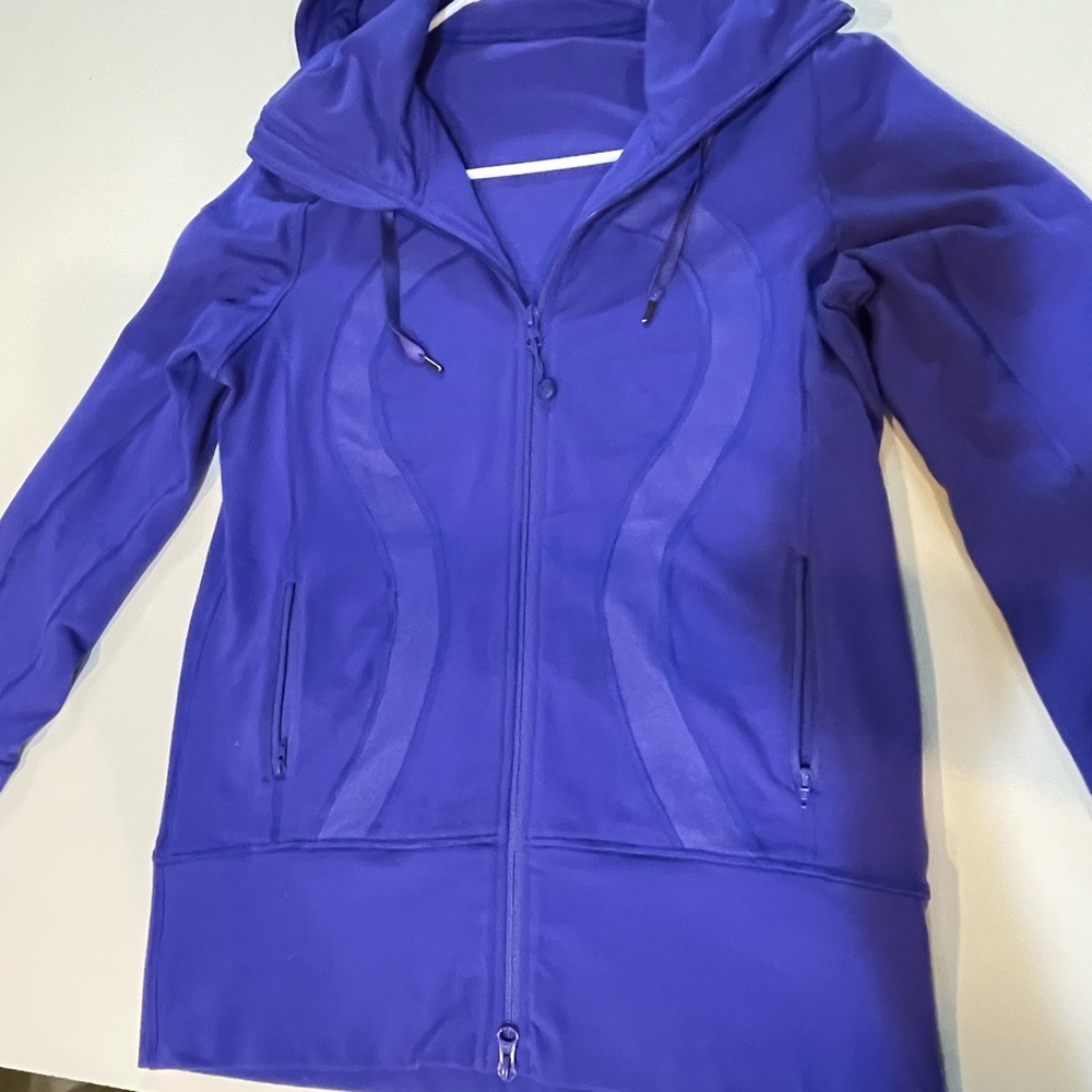 Lululemon “In Stride” Track Yoga blue zip jacket. Winter’s here!Sz8